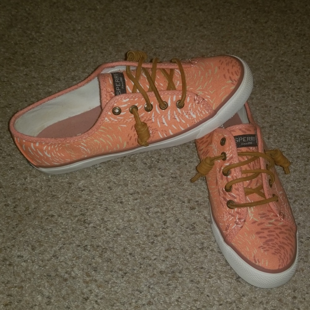 Peach/white Sperrys